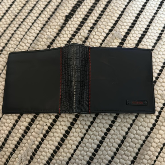 Guess Wallet - Picture 5 of 13